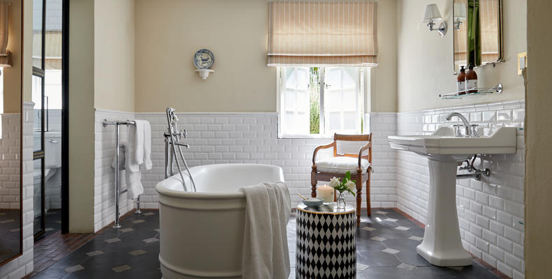 Courtyard Room bathroom