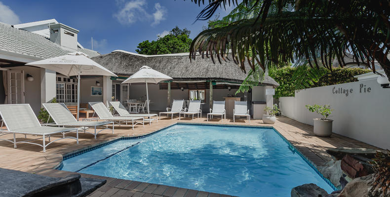 The Robberg Beach Lodge - Pool Outside Cottage Pie