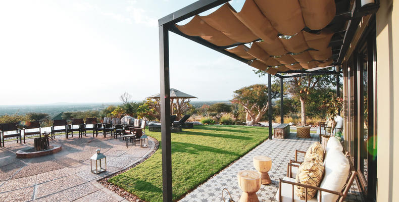 Mountain Lodge - Patio and swimming pool