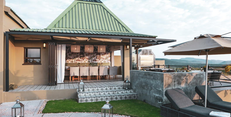 Mountain Lodge - patio and dining area