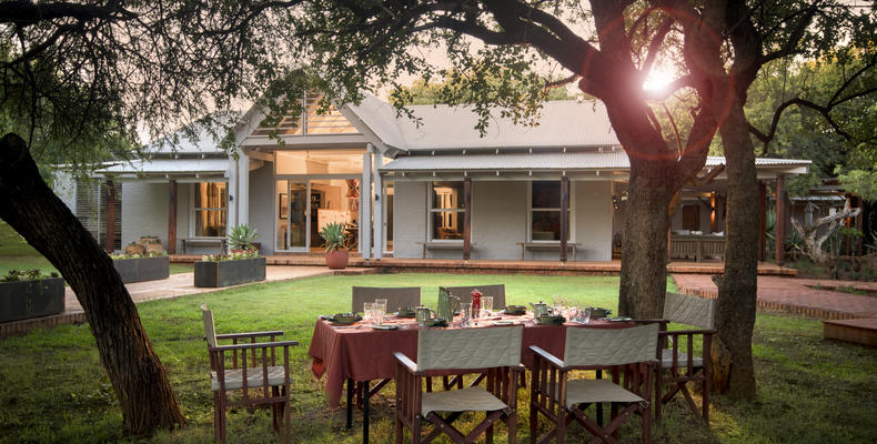 Morukuru Farm House - lunch on the lawn