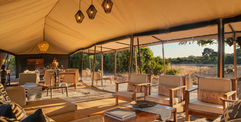 Kokoko - Main Lounge and Dining Area