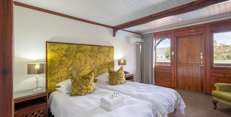 Knysna Log-Inn Deluxe Room