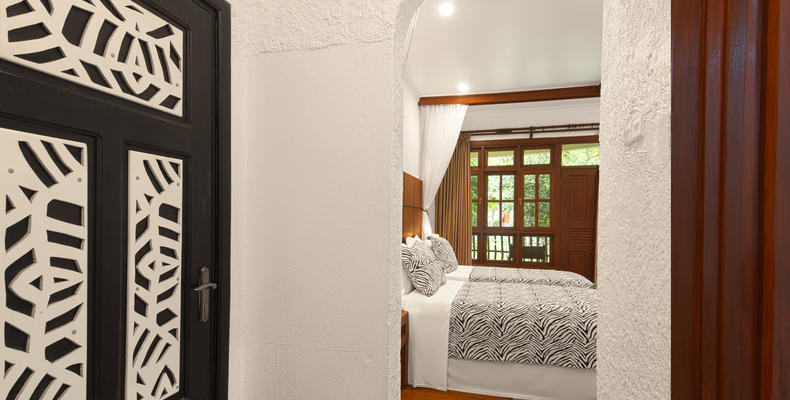 Interconnecting door for family chalets