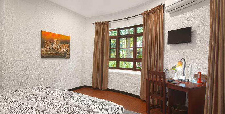 Double room with bay window