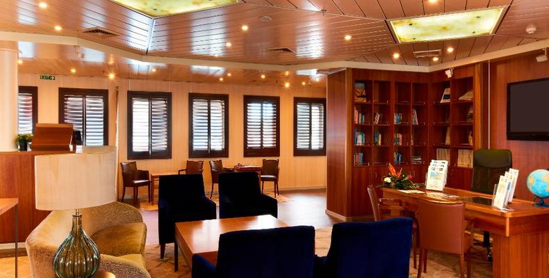Yach Club Cafe