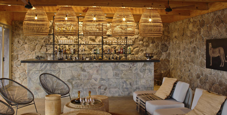 Namiri Plains - Bar Interior
