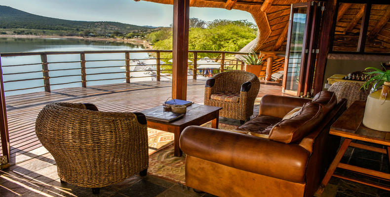 The lounge at Buffelsdrift overlooking the dam