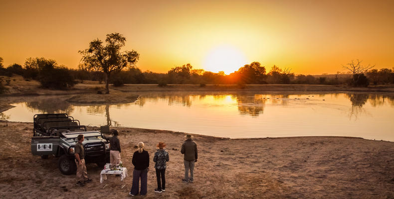 Sundowner drinks break on Safari