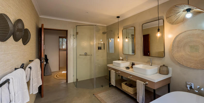 En suite shower and bath