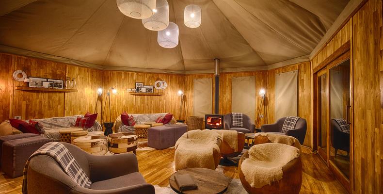 The Highlands - Cozy Lounge with Wood Burning Stove