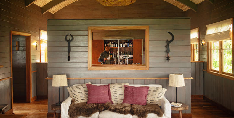 Sundowners are poured in the bar at Entamanu