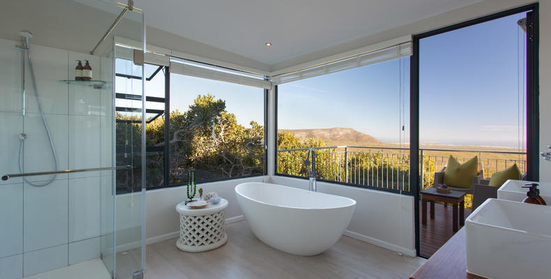 Garden Lodge suite bathroom 