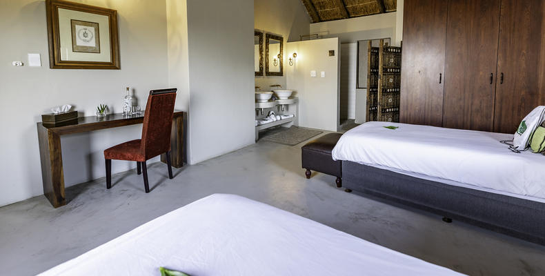 Hlosi Game Lodge - Family Suite Kids Bedroom 