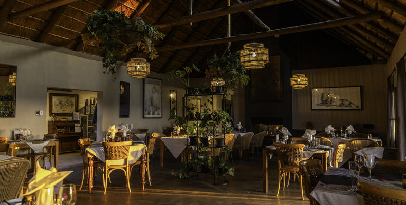 Hlosi Game Lodge - Dining Room