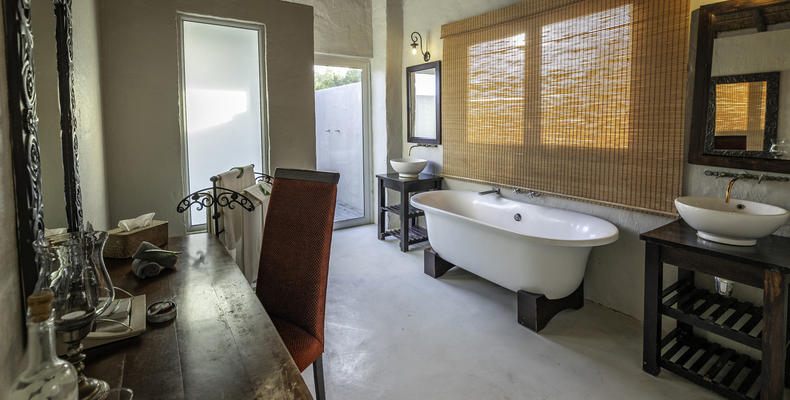 Hlosi Game Lodge - Family Suite Main Bathroom 