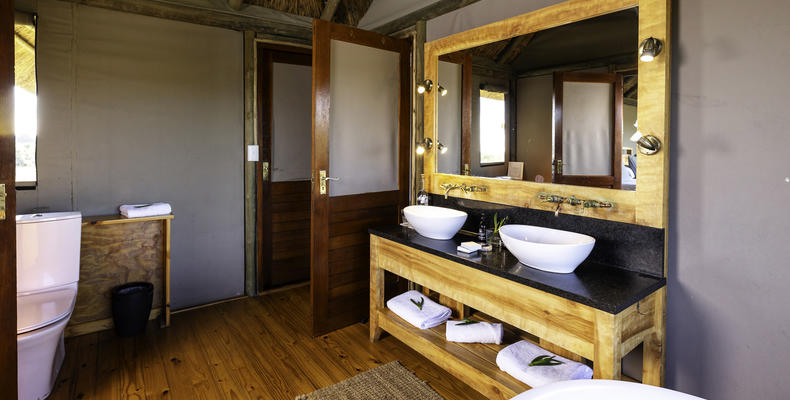 Hlosi Game Lodge - Family Tent Bathroom 