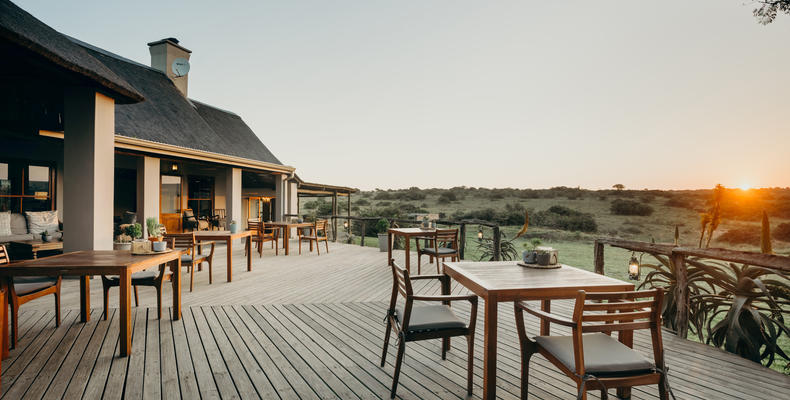 Hlosi Game Lodge - Outside Deck 