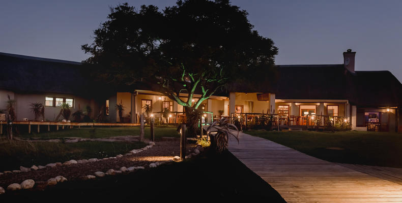 Hlosi Game Lodge - Lodge At Dusk