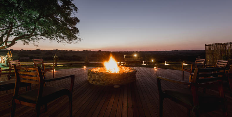 Hlosi Game Lodge - Deck At Dusk