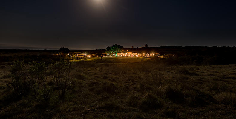 Hlosi Game Lodge - Hlosi Lodge At Night