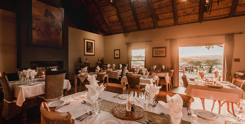 Hlosi Game Lodge - Dining Room