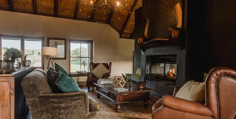 Hlosi Game Lodge - Fireplace In Lounge