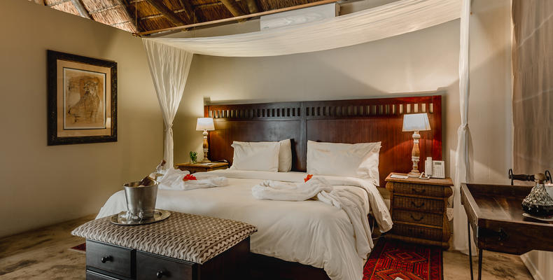 Bukela Game Lodge - Romantic Turndown - Luxury Suite 