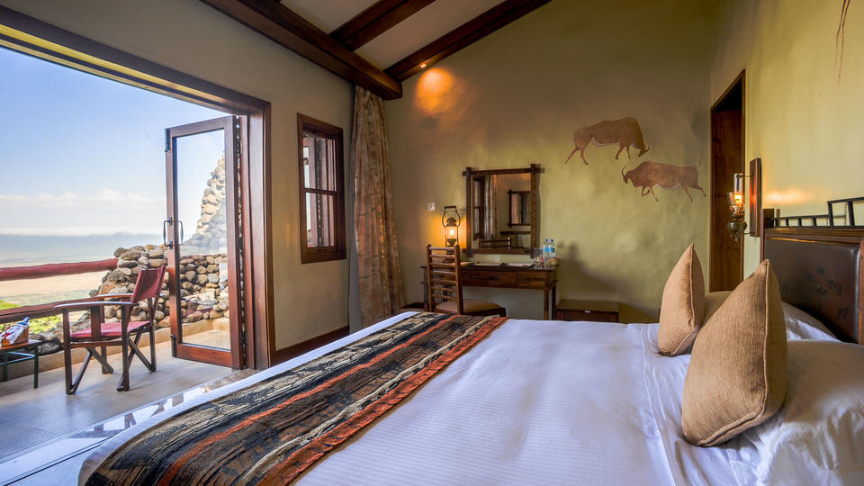 Die Gästezimmer und Suiten der Ngorongoro Serena Safari Lodge verbinden Komfort und Service mit der Schönheit des Ngorongoro-Kraters. Die Innenausstattung ist mit Messinglampen, Lederkopfteilen, Wildholzspiegeln und Massai-Schnitzereien ausgestattet. Die Gäste können modernen Komfort wie kostenloses WLAN und 24-Stunden-Zimmerservice genießen und sich gleichzeitig von ihrem privaten Steinbalkon mit Blick auf den Kraterboden aus mit der natürlichen Umgebung verbinden.