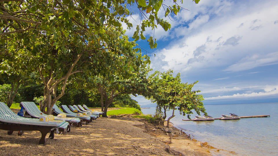 Strandbetten in Mbali Mbali Gombe am Ufer des Tanganyika-Sees