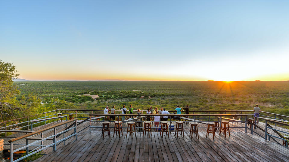 Wo die Damara einst ihr Königreich hatten, liegt unsere Damara Mopane Lodge in einer mit Büschen und Bäumen vollgepackten Ebene, die bis an den Horizont reicht.