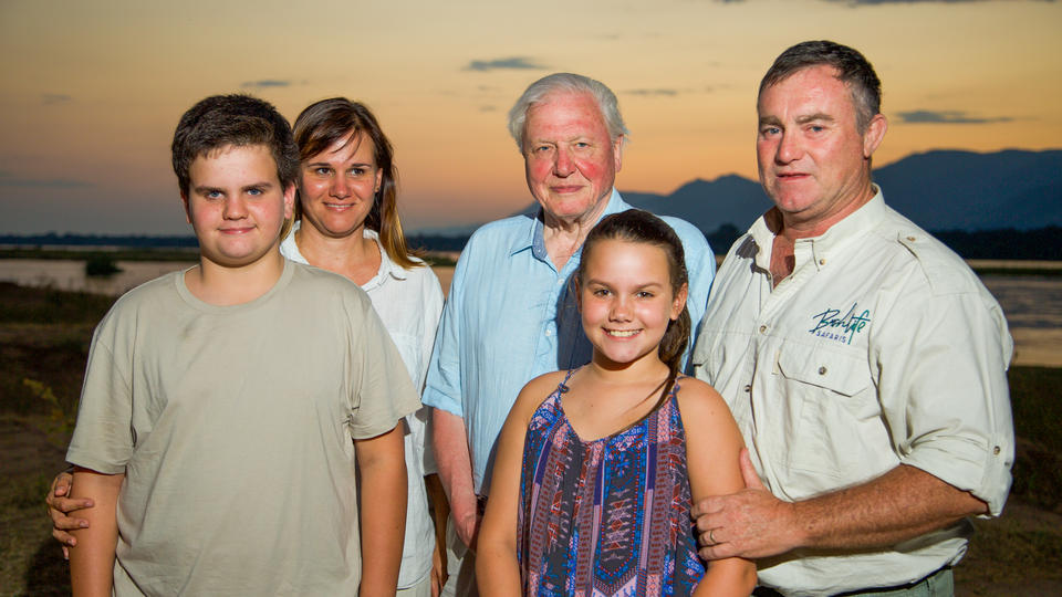 Nick &amp; Desiree Murray, mit ihren Kindern, Jed und Tait, mit Sir David Attenborough