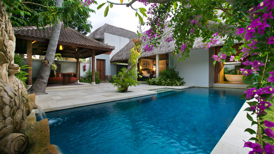 The Sanskrit word ‘Suranadi’ literally translates as ‘river of the Gods’. These exquisite villas have their own private swimming pool, an expansive courtyard and traditional open-air pavilion, or berugak. The poolside courtyards feature whimsical touches like carved stone breezeways and fretworks inspired by local fauna, exquisite finishing and the highest quality materials at every turn, and spaces that represent the pinnacle of tropical modern indoor-outdoor living.