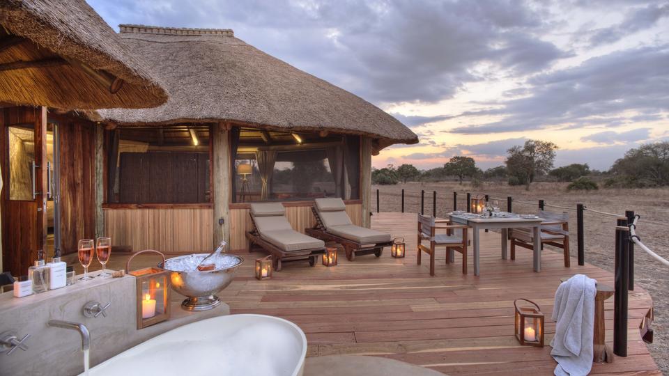 Lion Camp - Deluxe Suite - Deck with Bath and private Dinner