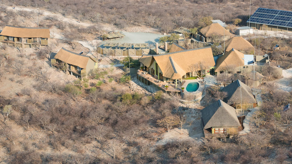 Safarihoek Lodge auf der Seite eines Ausbruchs mit Blick auf den Etosha Nationalpark Ebenen gebaut