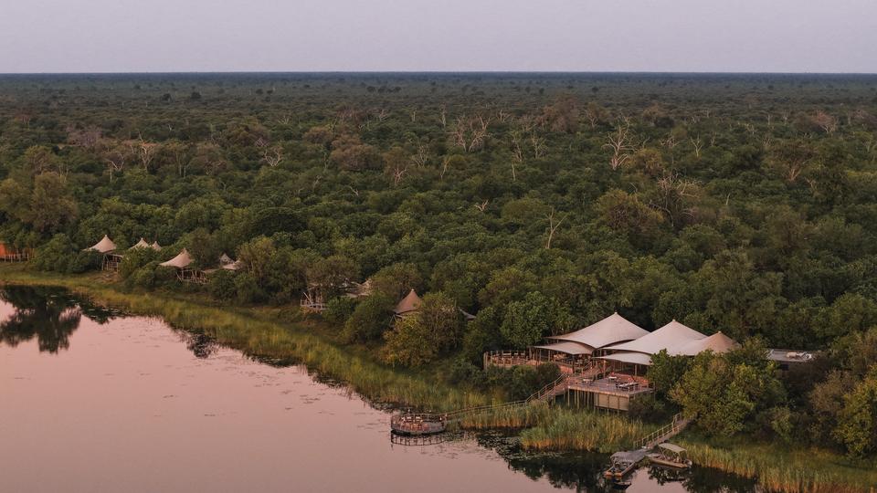Das luxuriöse DumaTau liegt im Linyanti Wildlife Reserve zwischen zwei belebten Elefantenkorridoren und verfügt über ein 45 km langes Flussufer auf der anderen Seite der Konzession.