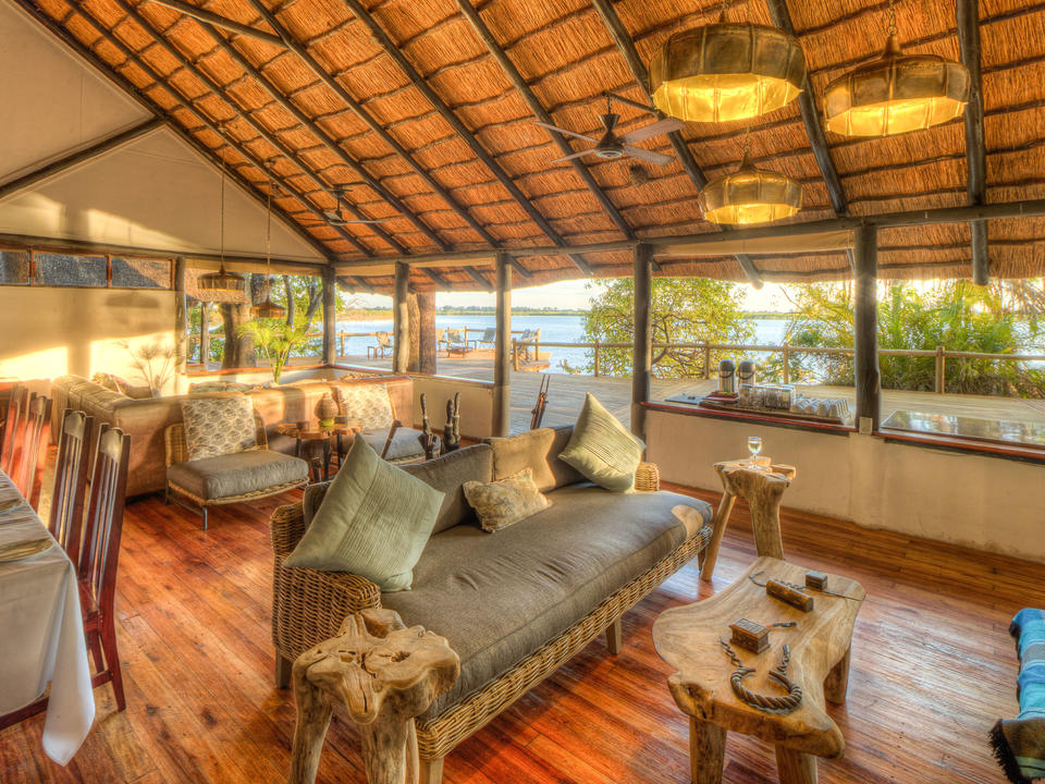 Der Speisesaal im Innenbereich und die offene Lounge in der Xugana Island Lodge