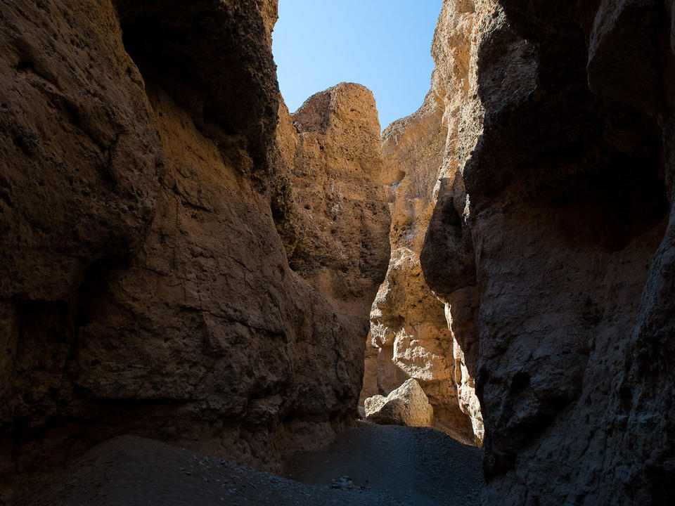 Der Sesriem Canyon ist eine Schlucht, die vom selten fließenden Tsauchab River geschnitzt wird.