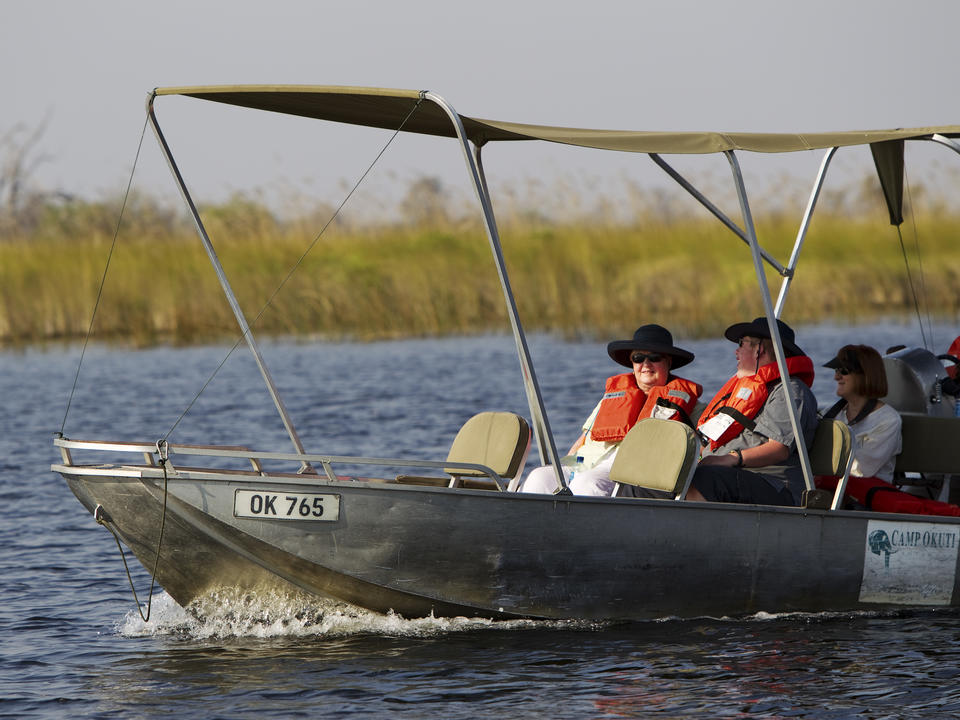Entdecken Sie die Papyrus gesäumten Kanäle des Maunachira River mit einem Motorboot