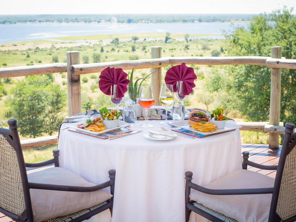 Mittagessen mit Blick auf den Chobe Fluss