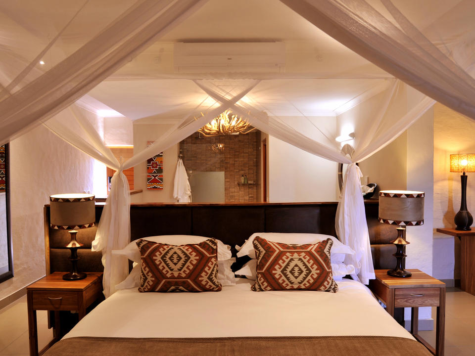 The 16 club rooms are decorated with stylish African prints and colours, with sliding glass doors and gauze screens to a private balcony. They each have two three quarter beds, which may be converted to a king-size