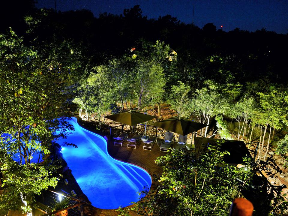 Luftaufnahme des Victoria Falls Safari Club Pool bei Nacht