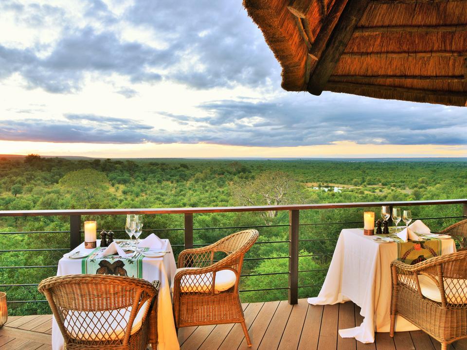 Victoria Falls Safari Club Deck mit Aussicht