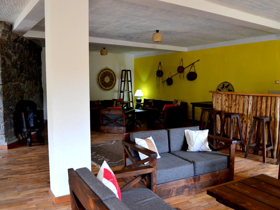Lounge % Bar