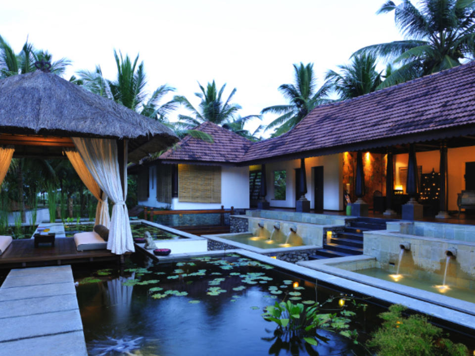 The Niraamaya Spa & Ayurveda Centre at the retreats is the perfect combination of functionality and elegance. The design is simple and minimalistic with a sense of openness to highlight the stunning landscape of each location, featuring a lobby and fully-equipped Ayurveda and International therapy rooms with private outdoor sit-outs. 