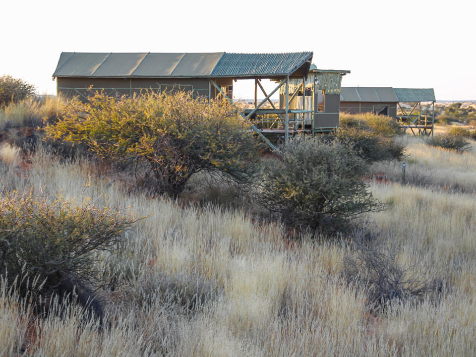 Sechs Zelthäuser auf der westlichsten Kalaharidüne