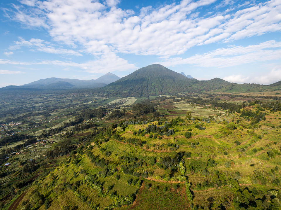 Bisate genießt eine dramatische Aussicht auf Bisoke und Karisimbi Vulkane