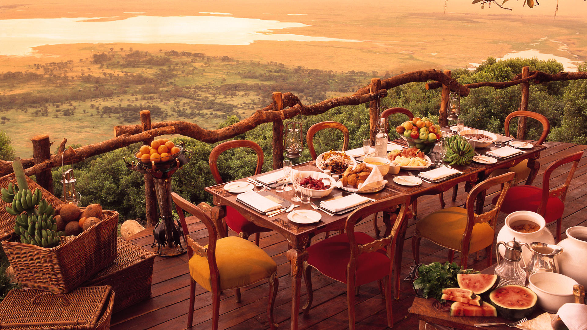Красивые и вкусные рестораны. Сафари Нгоронгоро кратер Лодж. Терраса с видом на природу. Ресторан с видом на горы. Ресторан на природе.