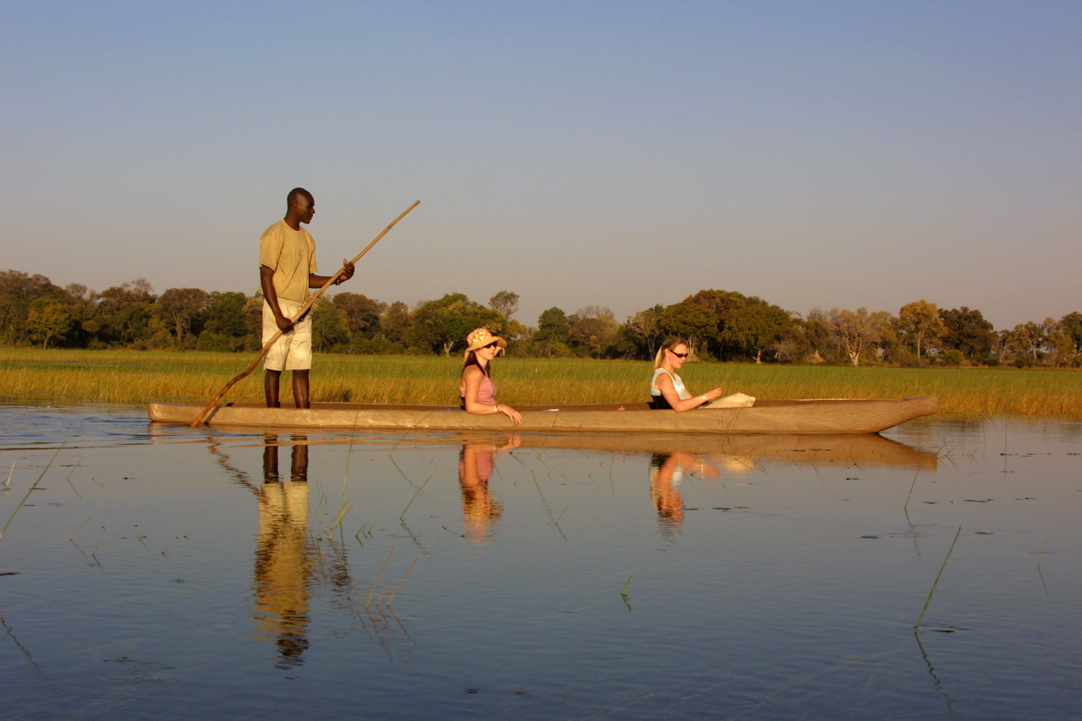 Okavango отзывы. Дельта Окаванго Ботсвана. Африканские лодки. Жизнь в Ботсване. Ботсвана туризм.