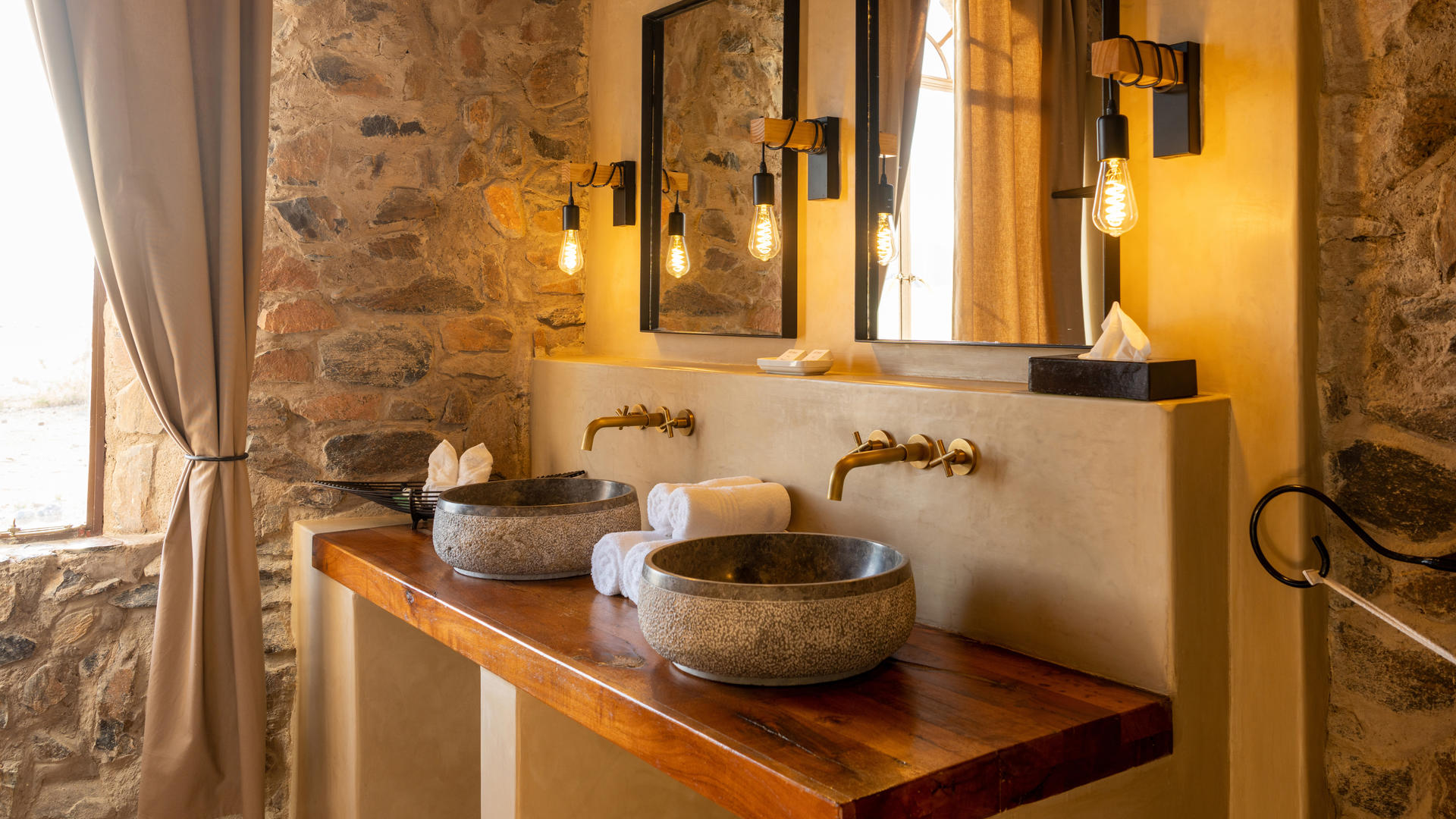 Le Mirage — Oasis bathroom